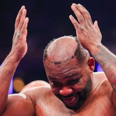Boxer loses hairpiece in the ring